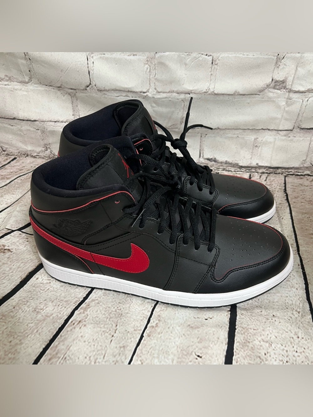 Nike Jordan 1 Mid Black Team Red size 10.5